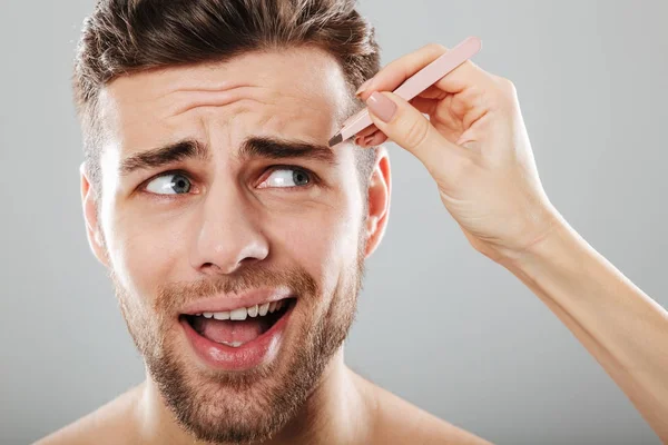 男性の眉毛が怖い女性手摘採 — ストック写真