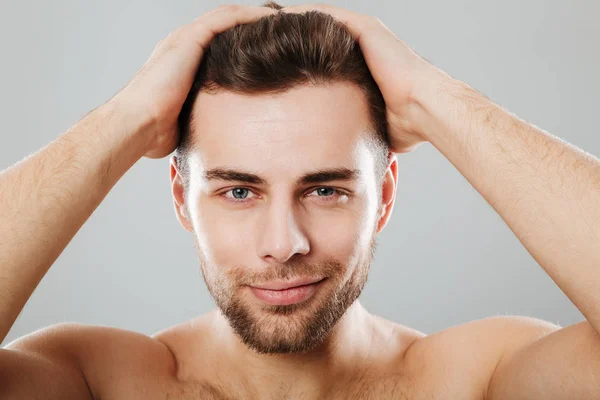 Retrato de cerca de un hombre guapo —  Fotos de Stock