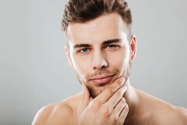 Retrato de cerca de un joven barbudo mirando a la cámara —  Fotos de Stock