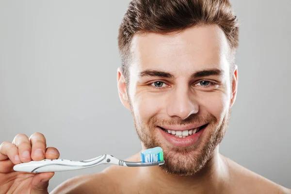 Retrato de cerca de un hombre medio desnudo sonriente — Foto de Stock