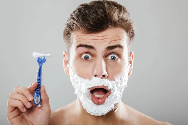 Gros plan portrait d'un homme excité avec de la mousse à raser — Photo