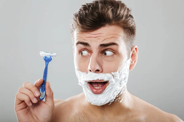 Close up retrato de um homem sorridente com espuma de barbear — Fotografia de Stock