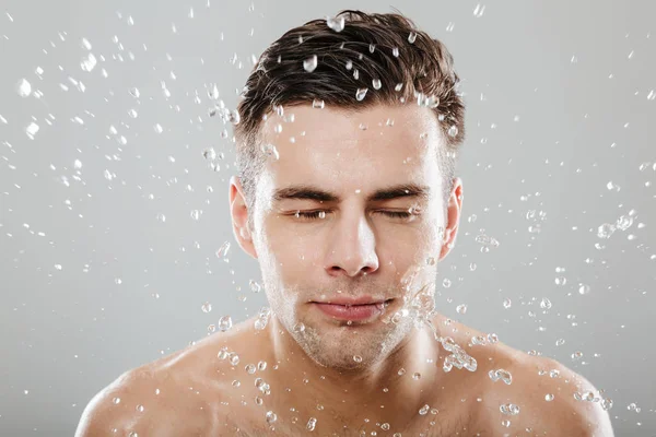 De cerca retrato de un hombre guapo semidesnudo — Foto de Stock