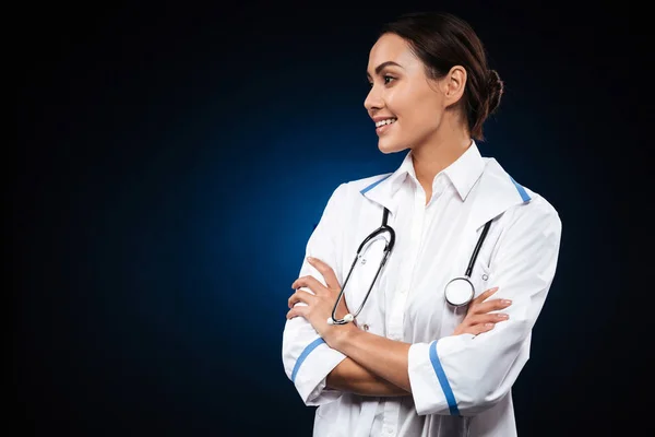 Mooie brunette vrouw arts kijkt opzij en glimlachen — Stockfoto