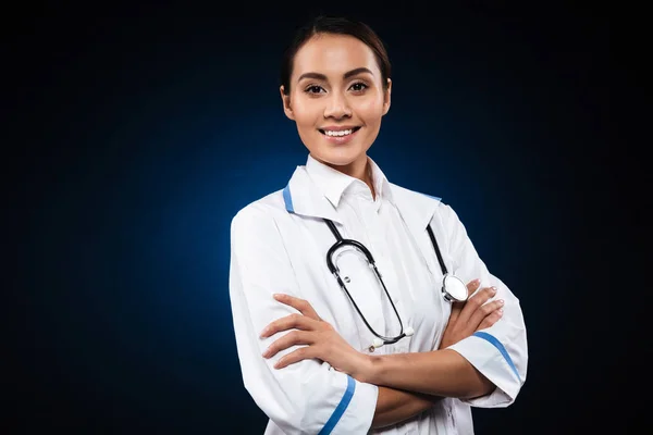Portret van mooie brunette verpleegkundige geïsoleerd over zwart — Stockfoto