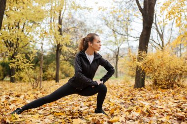 Kulaklık bir ciddi fitness kız portresi