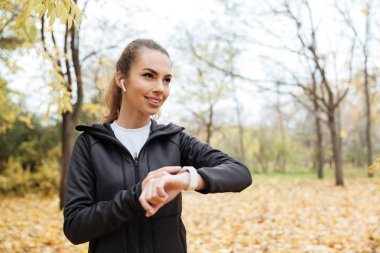 Kulaklıklar içinde gülümseyen bir sporcumuz portresi