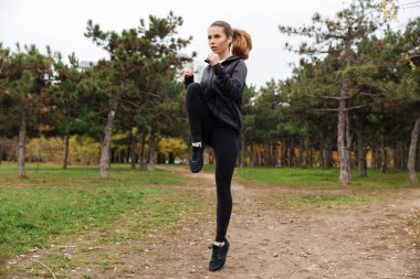 Bir güzel fitness kız yan görünüm