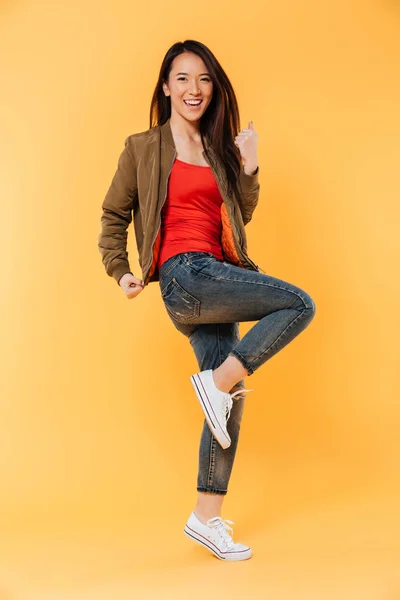 Comprimento total retrato de uma menina asiática alegre — Fotografia de Stock