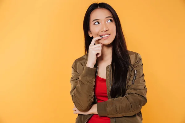 Retrato de una sonriente chica asiática pensativa mirando hacia otro lado —  Fotos de Stock