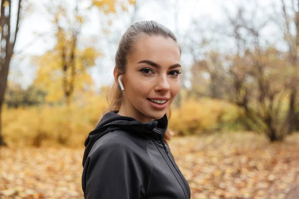 Retrato de una linda chica de fitness sonriente en auriculares — Foto de Stock