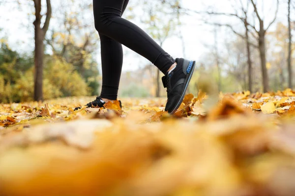 Närbild porträtt av en kvinnlig fötter i sneakers — Stockfoto