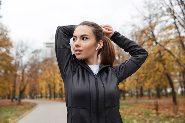 Retrato de una chica de fitness concentrada en auriculares — Foto de Stock