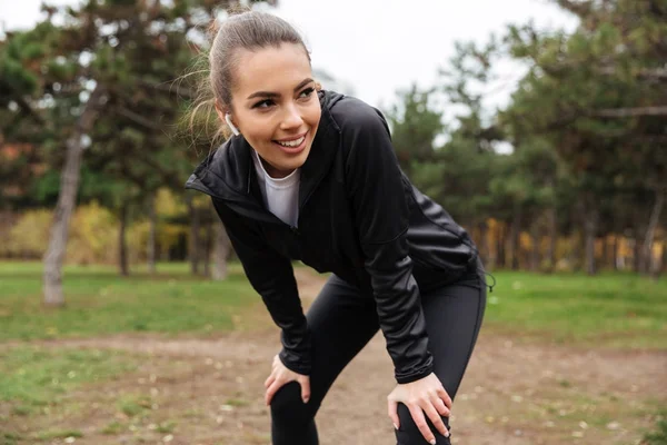 Fülhallgató mosolygó fitness lány portréja — Stock Fotó