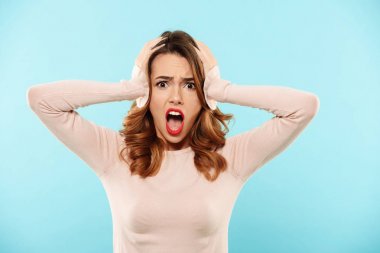 Şok güzel bir kız portresi Kazak giymiş