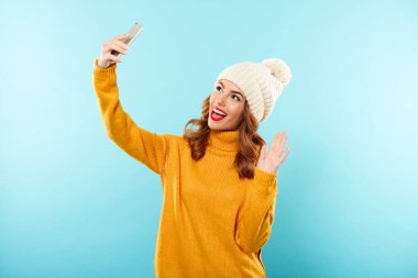 Kış elbiseleri neşeli bir güzel kız portresi