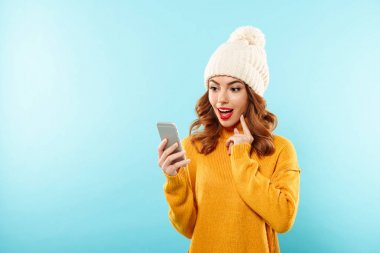 Cep telefonu sürpriz bir güzel kız portresi