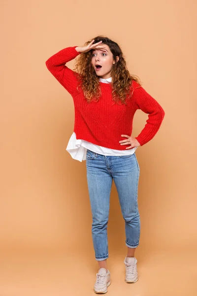 Retrato de comprimento total de uma menina bonita animado — Fotografia de Stock