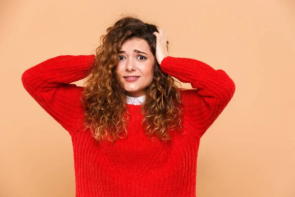 Portrait d'une fille confuse tenant la main à la tête — Photo