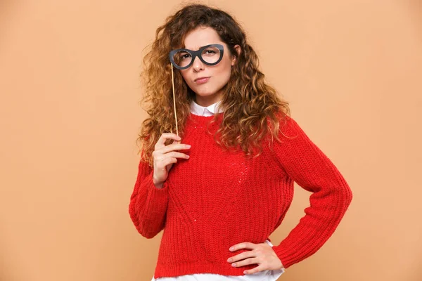 Porträtt av en ung vacker flicka håller falska glasögon — Stockfoto