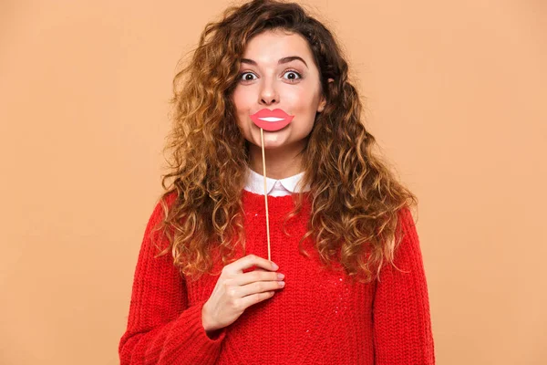 Yüzüne sahte dudak tutan güzel aptal bir kız portresi — Stok fotoğraf