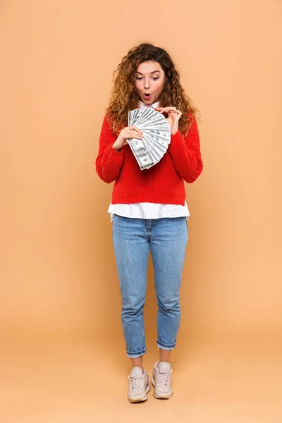 Porträtt av en nöjda glada flicka räknar pengar sedlar — Stockfoto