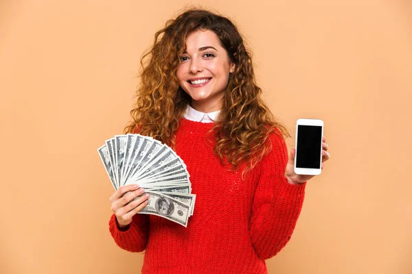 Porträtt av en söt flicka som håller massa pengar sedlar — Stockfoto