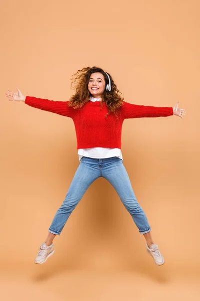 Retrato de larga duración de una linda chica feliz escuchando música —  Fotos de Stock