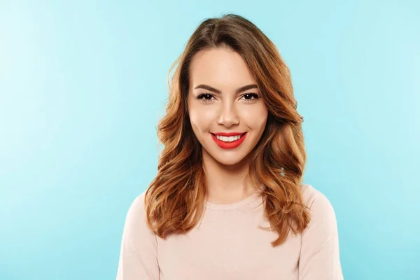 Retrato de cerca de una joven sonriente — Foto de Stock