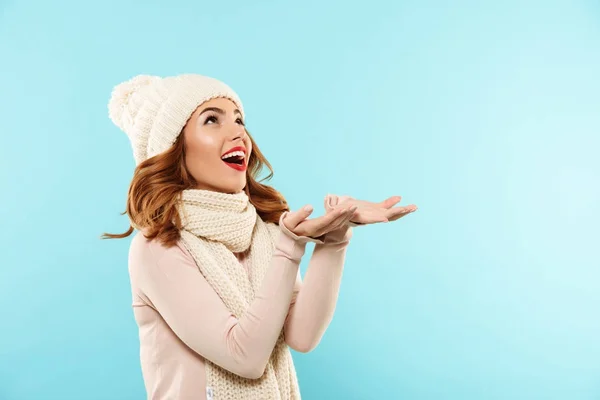 Πορτρέτο του ένα ευτυχισμένο κορίτσι ενθουσιασμένος ντυμένοι με ρούχα του χειμώνα — Φωτογραφία Αρχείου