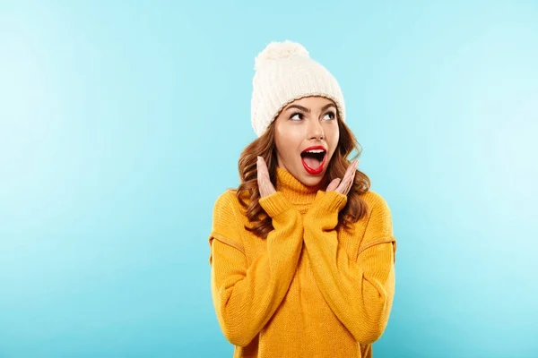 Porträt eines aufgeregten jungen Mädchens in Winterkleidung — Stockfoto