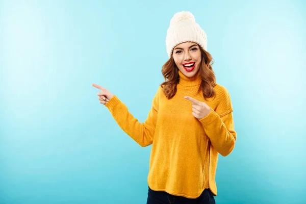 Téli ruhák öltözött egy boldog fiatal lány portréja — Stock Fotó