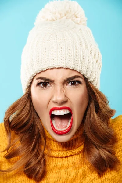 在冬天帽子关闭愤怒的愤怒的女孩的画像 — 图库照片