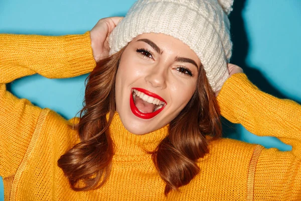 Εσωτερικη πορτρέτο του αρκετά χαρούμενο κορίτσι στο χειμερινό καπέλο — Φωτογραφία Αρχείου