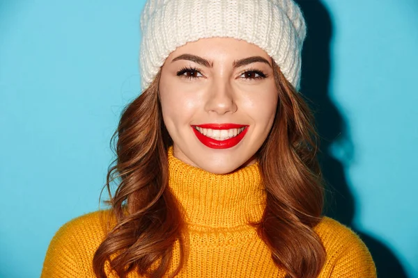 Primer plano retrato de la sonriente chica feliz en sombrero de invierno —  Fotos de Stock