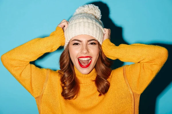 Ritratto di una giovane ragazza sorridente vestita con abiti invernali — Foto Stock