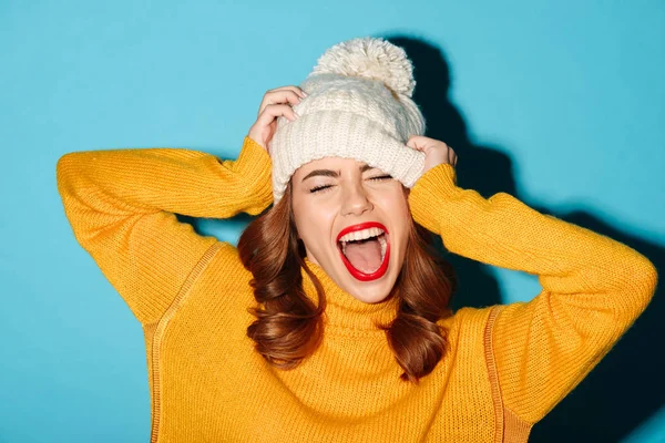 Portret van een gelukkig jong meisje gekleed in winter hoed — Stockfoto