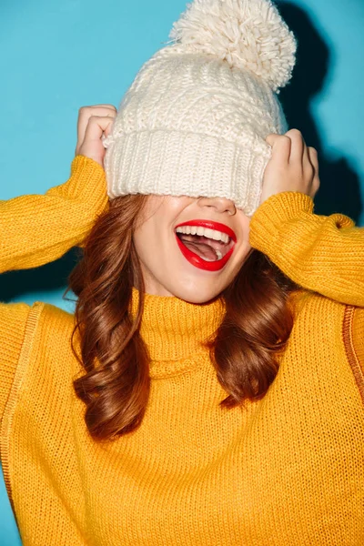 Portret van een vrolijke jonge meisje gekleed in winter hoed — Stockfoto