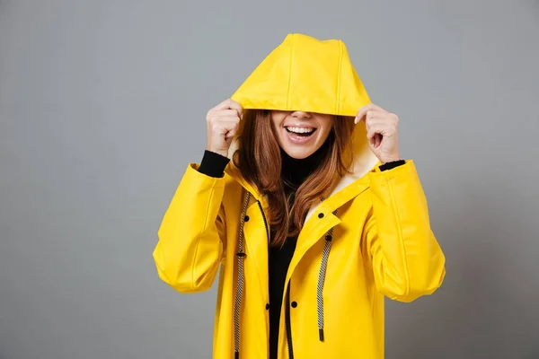 Retrato de uma menina sorridente vestida com capa de chuva — Fotografia de Stock