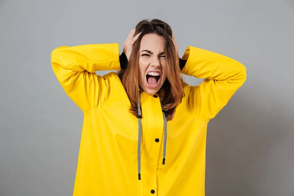 Portret van een boos meisje gekleed in regenjas — Stockfoto