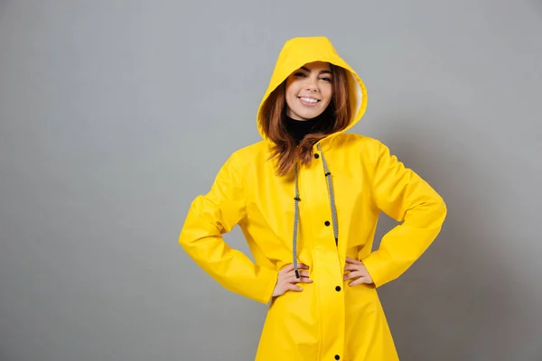 Retrato de uma menina alegre vestida com capa de chuva posando — Fotografia de Stock