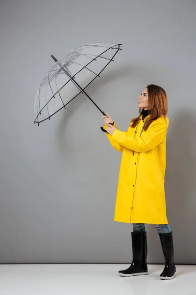 Yağmurluk giymiş güzel bir kız portresi tam uzunlukta — Stok fotoğraf