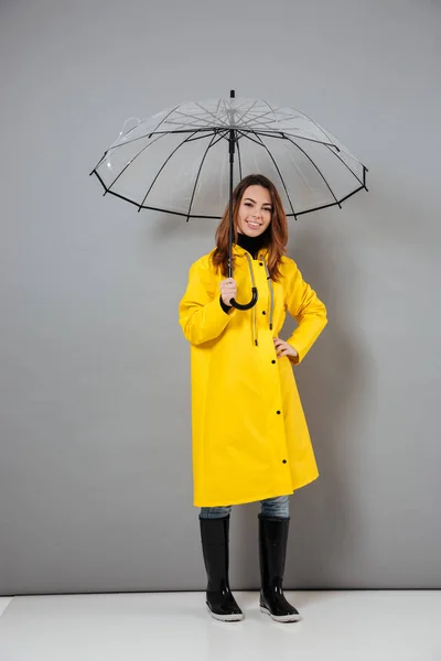 Teljes hossza portré egy vidám lány öltözött esőkabát — Stock Fotó