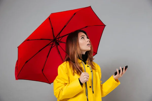 穿着雨衣的漂亮女孩的肖像 — 图库照片