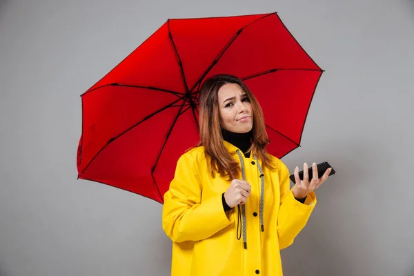 穿雨衣的女孩的画像 — 图库照片