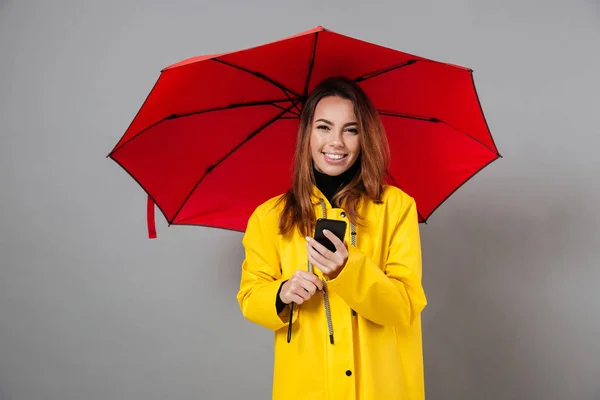 Retrato de una chica feliz vestida con impermeable — Foto de Stock