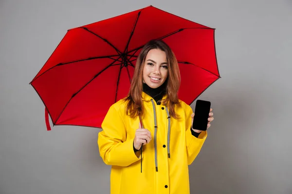 穿着雨衣的开朗女孩的画像 — 图库照片