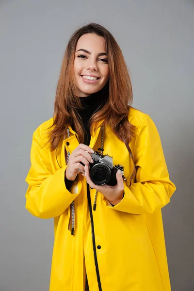 Portré egy vidám lány öltözött esőkabát — Stock Fotó