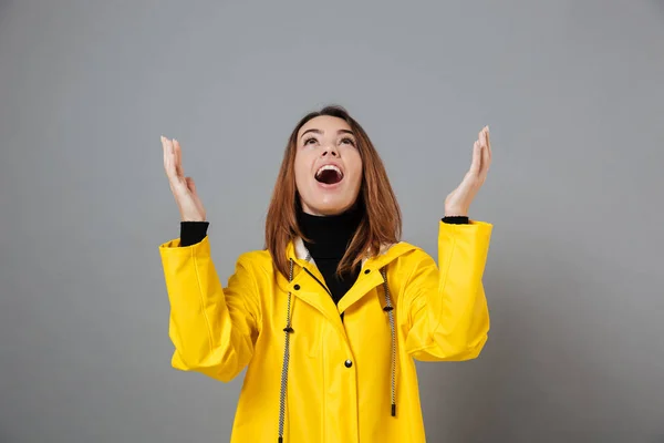 Retrato de una chica alegre vestida con impermeable —  Fotos de Stock