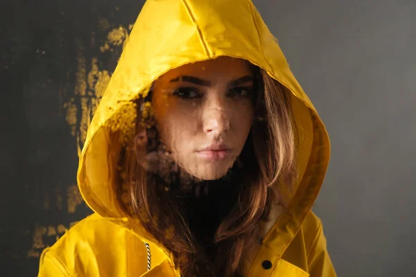 Yağmurluk giymiş bir üzgün kız yakın çekim — Stok fotoğraf